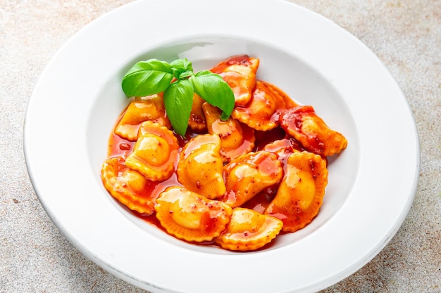 ravioli rundvlees tomatensaus vers koken voorgerecht maaltijd snack op de tafel kopieer ruimte voedsel