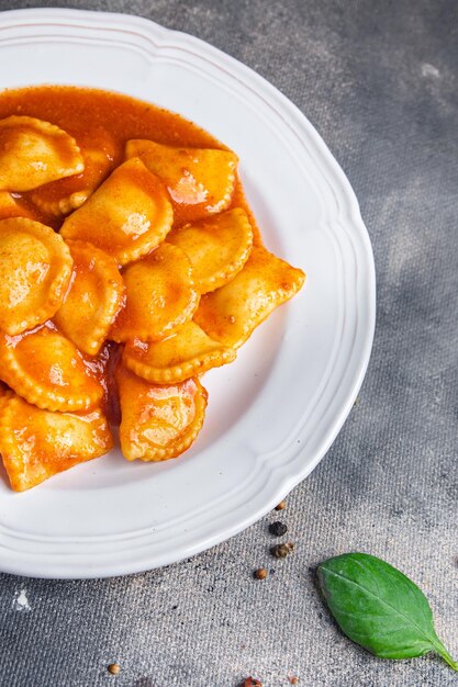 Foto ravioli ripieni di carne pasta salsa di pomodoro piatto fresco pasto sano cibo spuntino dieta sul tavolo