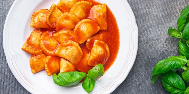 ravioli vis gevulde pasta tomatensaus vers gerecht gezonde maaltijd eten snack dieet op tafel