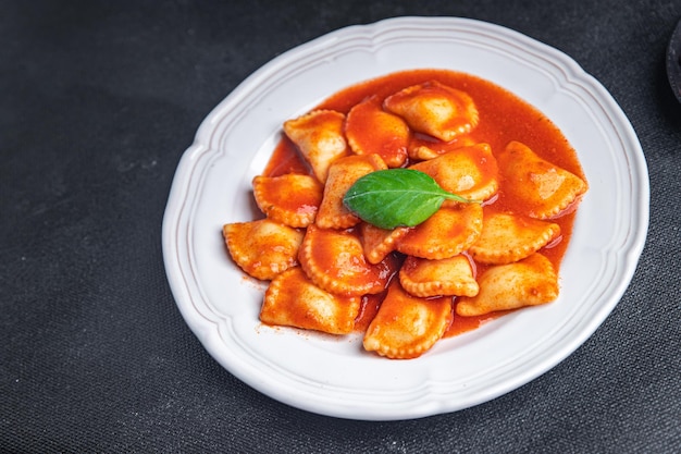 ravioli vis gevulde pasta tomatensaus vers gerecht gezonde maaltijd eten snack dieet op tafel