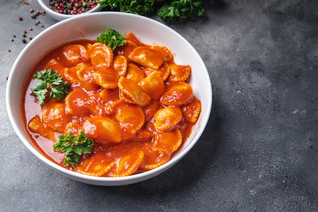 ravioli vlees pasta tomatensaus vers gerecht gezonde maaltijd eten snack op tafel kopieer ruimte eten