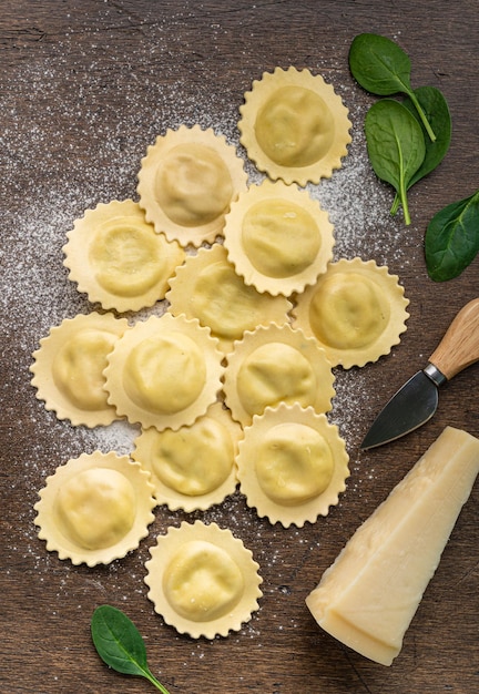 Photo ravioli with cheese and spinach italian cuisine top view