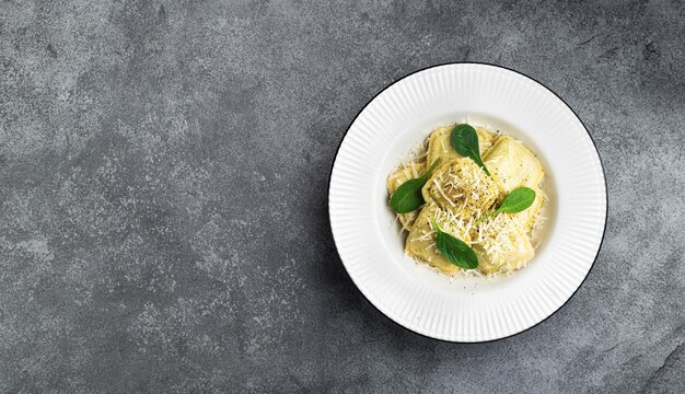 チーズとスパナッチのラヴィオリ イタリア料理 トップビュー コピースペース
