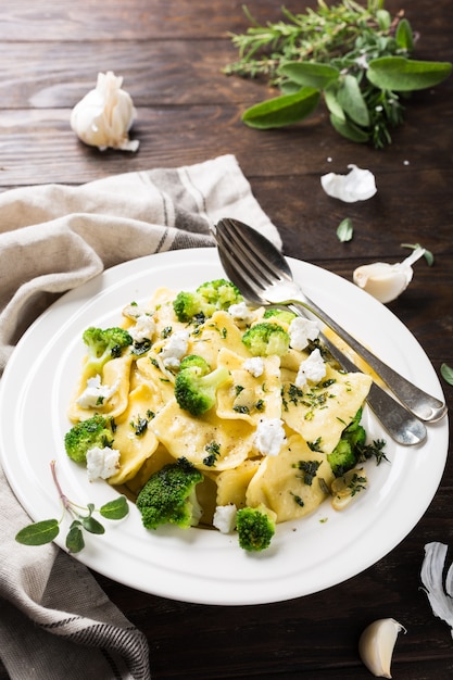 Ravioli with goat cheese, broccoli and herbs