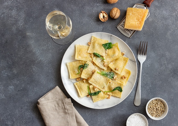 Photo ravioli with ricotta cheese, spinach and nuts. healthy eating. vegetarian food. italian cuisine.