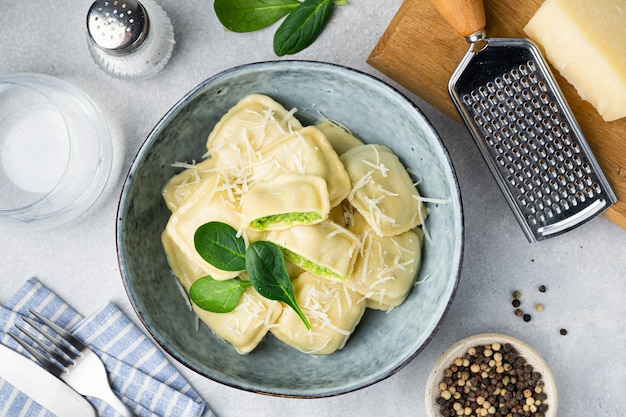 Photo ravioli with ricotta and spinach italian cuisine top view