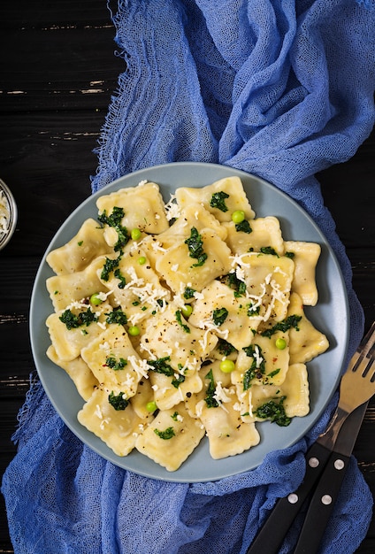 Ravioli con ricotta e giovani piselli. disteso. vista dall'alto