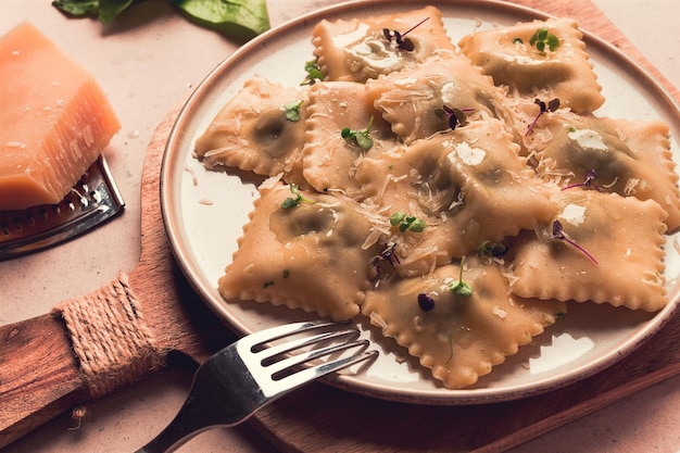 Foto ravioli con spinaci e formaggio cibo vegetariano su fondo beige senza messa a fuoco selettiva per le persone rustico