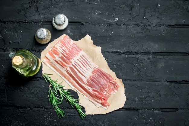 Photo raw bacon with rosemary and spices