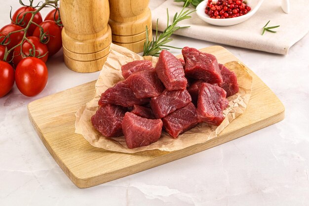 調理用の生牛肉の立方体