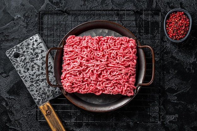 生の牛肉と子羊 ひき肉 新鮮なひき肉 黒背景 トップ ビュー