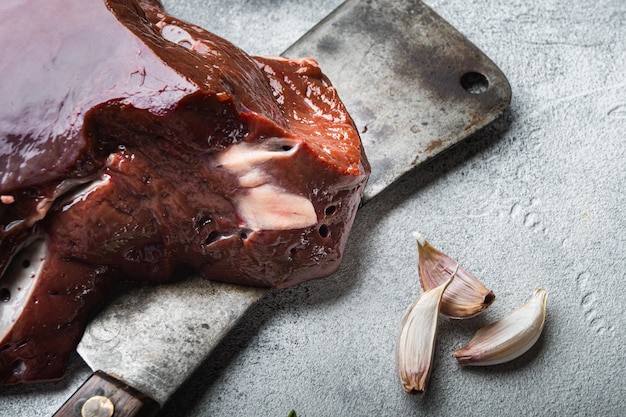 Fegato di manzo crudo su un tavolo di cemento grigio