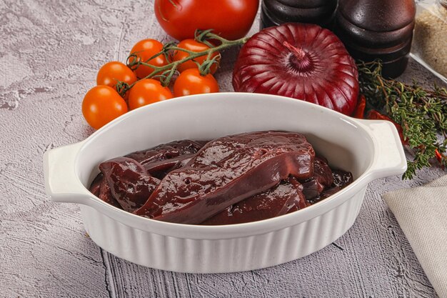 Photo raw beef liver slices for cooking