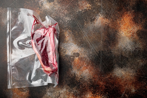 플라스틱 밀폐 팩 세트의 뼈 스테이크에 원시 쇠고기 고기 클럽 또는 스트립로인