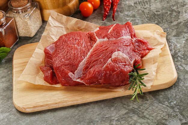 調理用の生牛肉のパーツ
