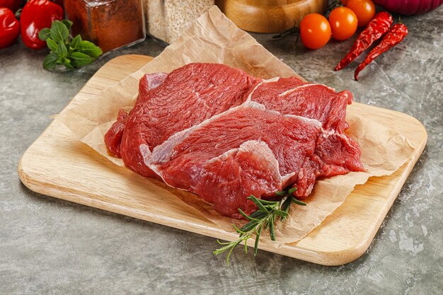 調理用の生牛肉のパーツ