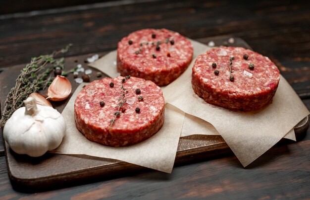 木材にハーブとスパイスを加えた生の牛肉のパテ