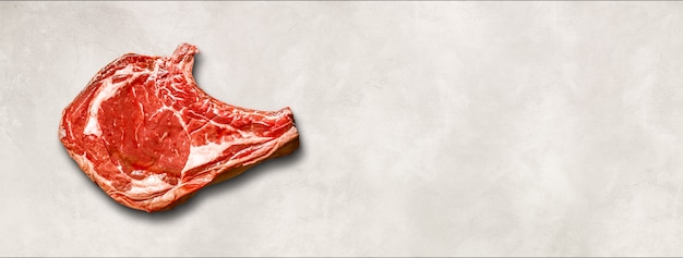 흰색 콘크리트 배경에 분리된 원시 쇠고기 프라임 립. 평면도. 가로 배너