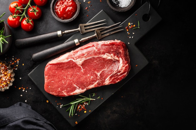 Photo raw beef steak on grill pan
