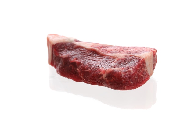 흰색 배경에 고립 된 원시 쇠고기 스테이크