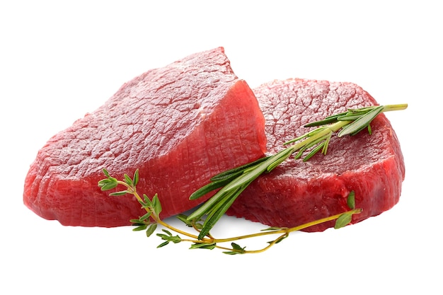 로즈마리와 백리향 허브 흰색 배경에 고립 된 원시 쇠고기 스테이크