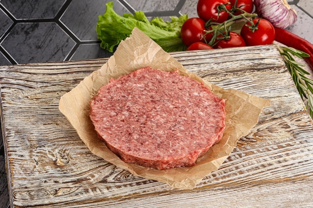 Foto hamburger cutlet di manzo crudo non cotto