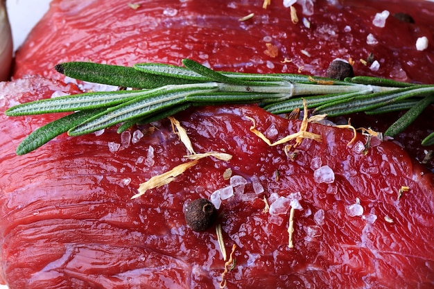 ローズマリーとスパイスを添えた生の牛肉