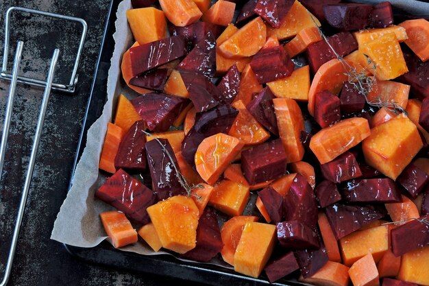 Сырые кусочки свеклы, моркови и тыквы перед выпечкой.