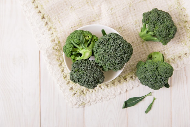 Broccoli crudi nel piatto bianco