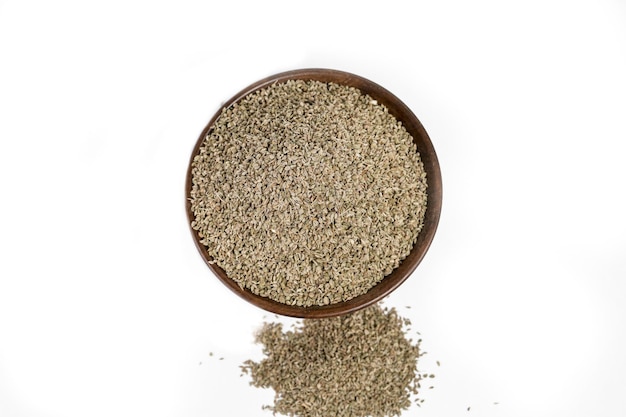 Raw Brown Organic Ajwain Seed in een kom geïsoleerd op een witte achtergrond