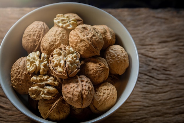 사진 시골 의 나무 테이블 위 에  ⁇ 질 을 가진 원시 유기적 인 갈색 walnut kernels