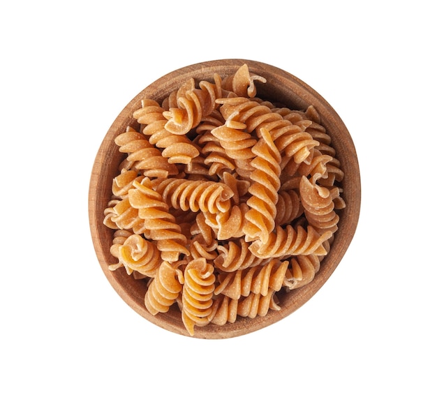 원시 갈색 파스타 고립 된 Wholegrain Fusilli 그릇에 더미 건조 통 곡물 국수 원시 철자 마카로니 건강 한 이탈리아 음식 유기농 식사 흰색 배경에 Wholewheat 나선형 파스타