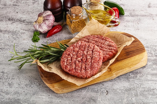 Raw burger cutlet voor de grill