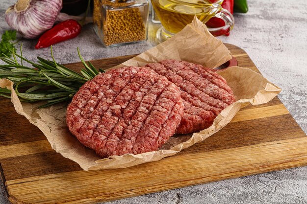 Raw burger cutlet voor de grill