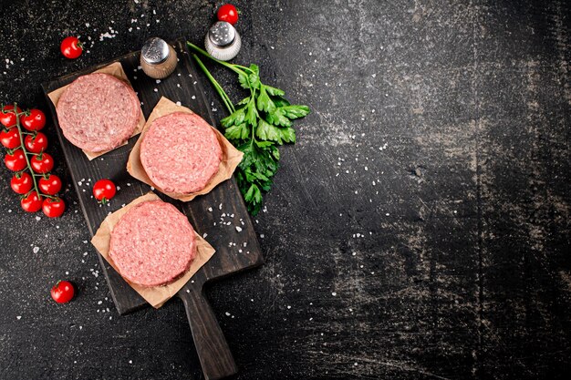 Photo raw burger on a cutting board