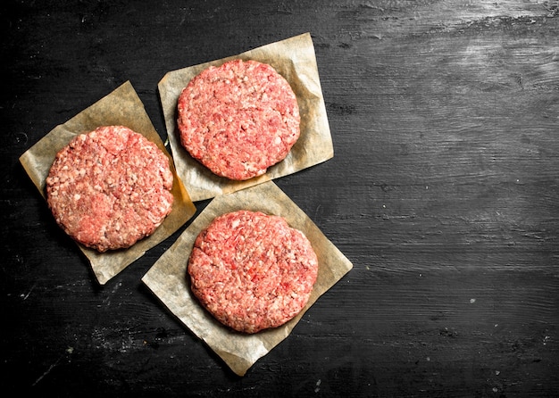 Foto hamburger crudo di maiale e manzo su carta