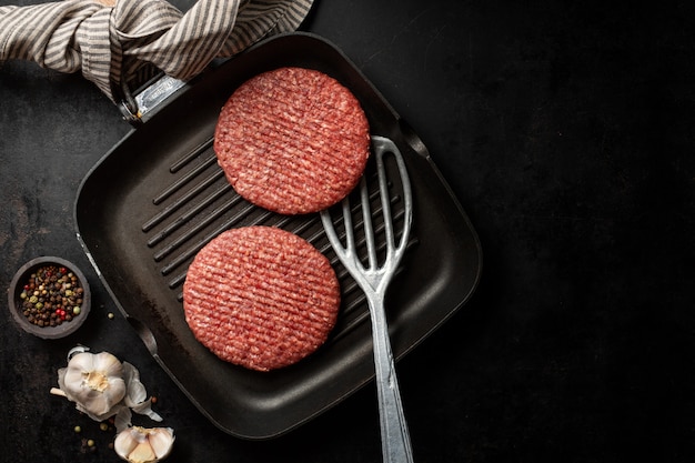 Photo raw burger meat on board