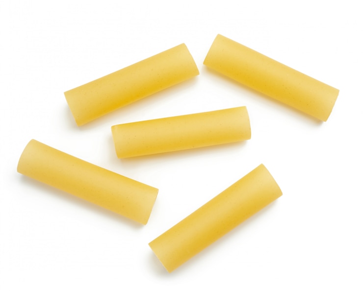 Photo raw cannelloni pasta isolated on white space