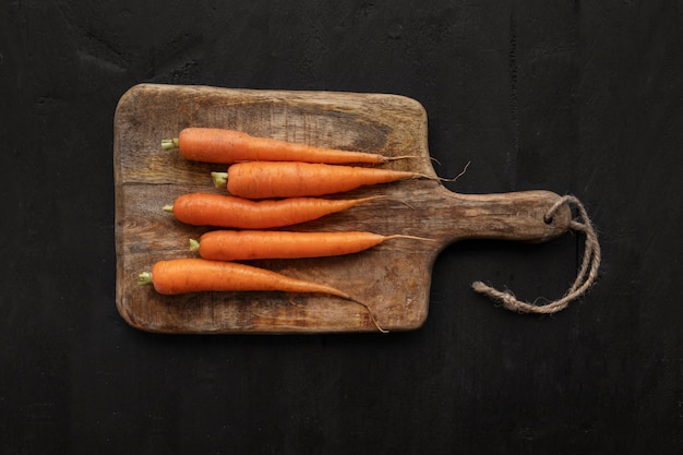 Foto carota cruda in cucina