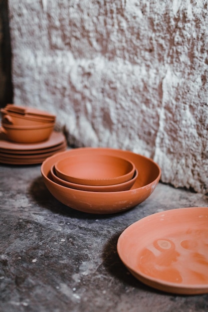 Foto piatti di ceramica grezza nel laboratorio artigianale di grottaglie puglia