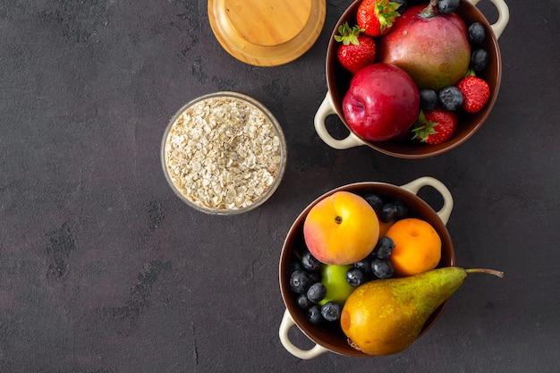 Cereali crudi con vista dall'alto di frutta