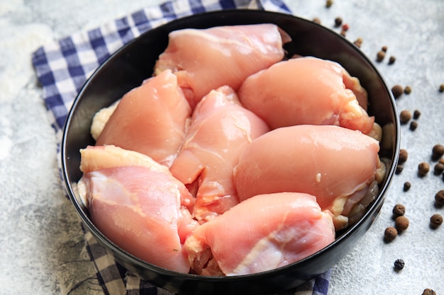 テーブルの上の生の鶏骨のない太ももパルプ肉鶏肉新鮮な食事スナックコピースペース食品