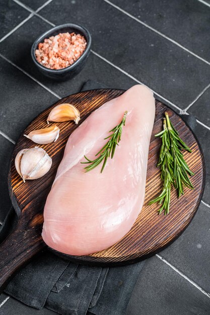 チキンブレストフィレット ローズマリーとニンニク 鳥肉 黒い背景 トップビュー
