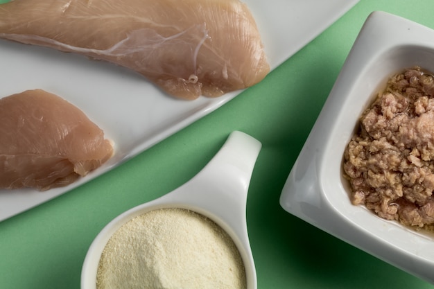 Foto petti di pollo crudi, tonno sott'olio e un sapore alla vaniglia con proteine del siero di latte