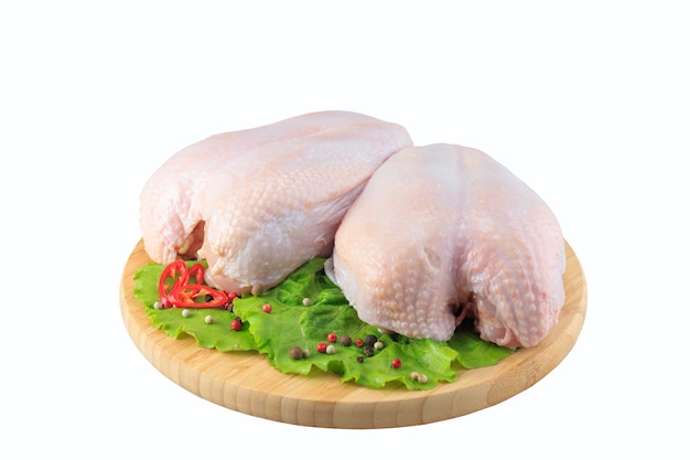 白い背景の上の生の鶏の胸肉