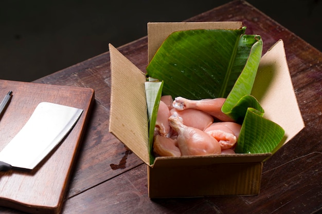 生の鶏肉の切り身または胸肉の鶏肉の縞模様のような部分皮のない鶏の脚