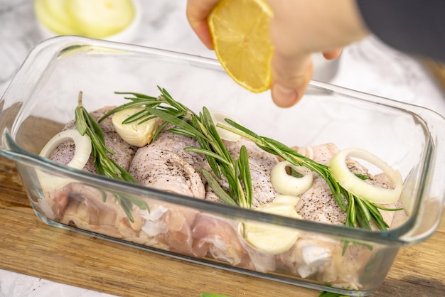 テーブルの上の生の鶏のモモ肉キッチンでの鶏の料理白い背景の生の鶏の太もも