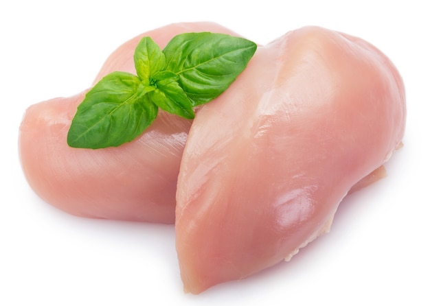 Foto filetto di pollo crudo isolato su sfondo bianco