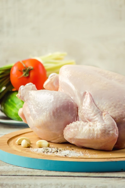 Pollo crudo. ingredienti per cucinare. messa a fuoco selettiva