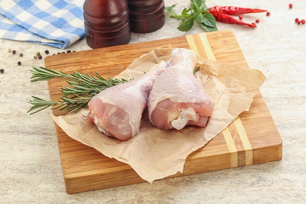 Photo raw chicken leg over board